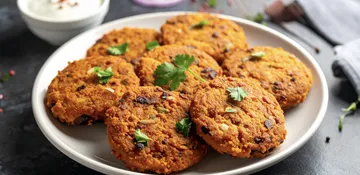 Čočkové placičky s jogurtovým dipem