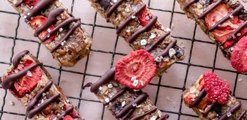 Domácí müsli tyčinky s lyofilizovaným ovocem