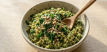 Jarní bulgur bowl s kopřivovým pestem