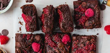Zdravé proteinové brownies s malinami